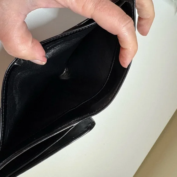 Gucci Black Patent Leather Embossed Logo Wallet EUC with COA - Picture 13 of 16